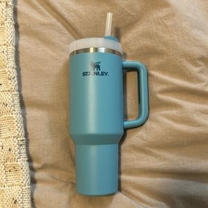 Stanley “pool” thirst quencher